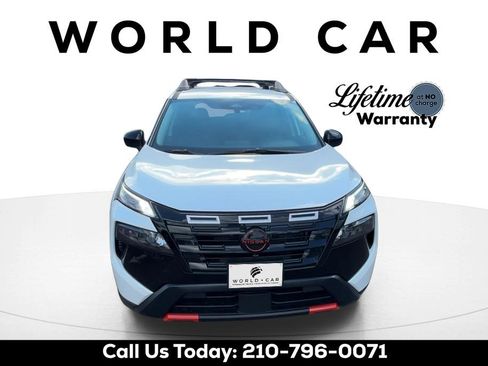 Used 2025 Nissan Rogue SV image 2