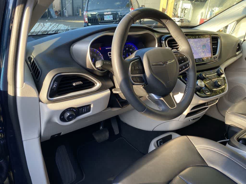 Used 2024 Chrysler Pacifica Touring-L FWD image 2