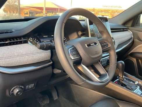 Used 2025 Jeep Compass Latitude image 9