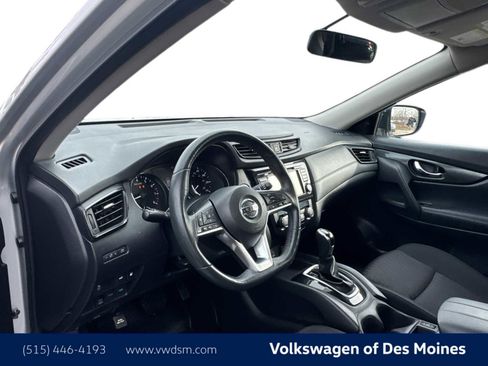 Used 2018 Nissan Rogue SV image 2