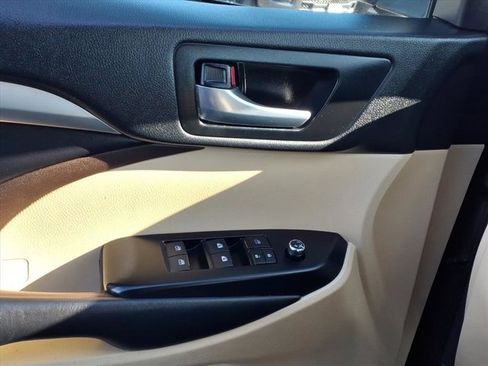 Used 2018 Toyota Highlander XLE image 24