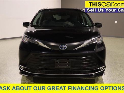 Used 2023 Toyota Sienna XLE FWD image 3