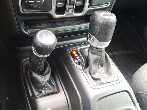 Used 2024 Jeep Wrangler Unlimited w/ Convenience Group AWD/4WD image 15