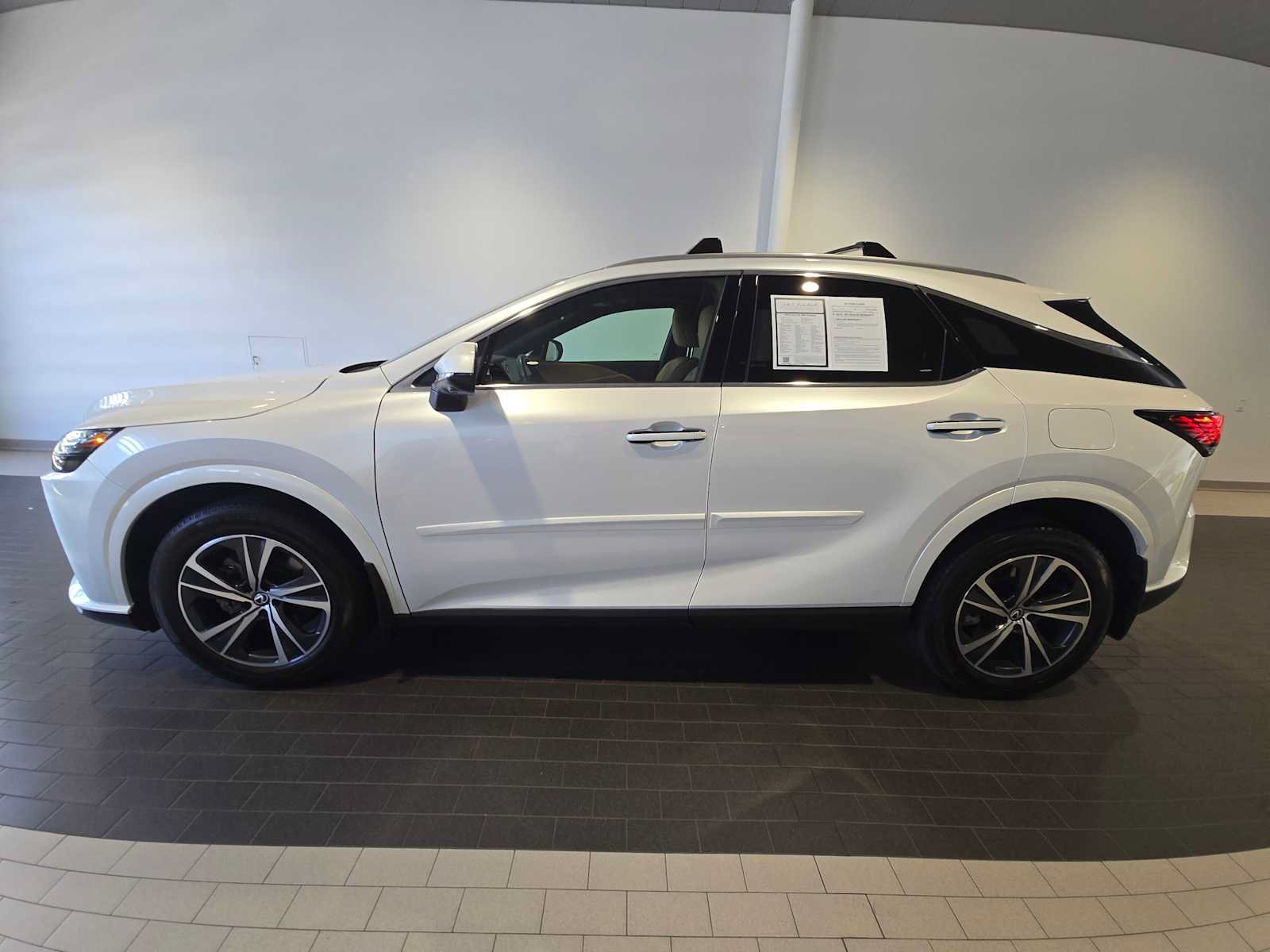 Used 2024 Lexus RX 350h w/ Convenience Package AWD/4WD image 2