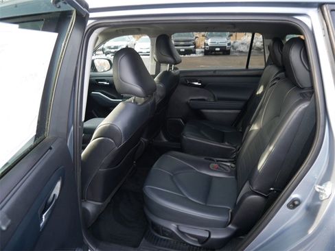 Certified 2021 Toyota Highlander XLE image 11