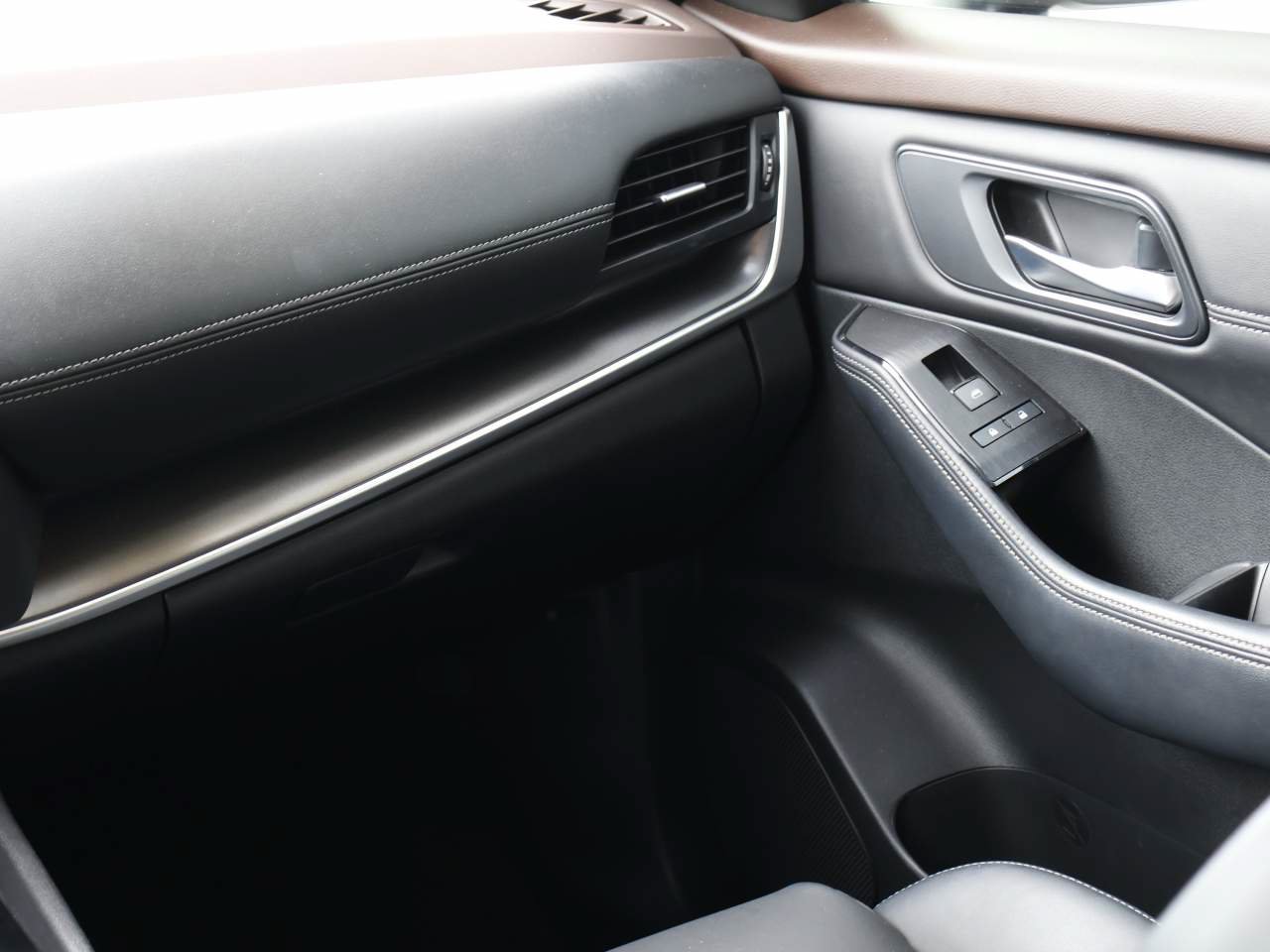 Used 2023 Nissan Rogue SV w/ SV Premium B Package FWD image 17