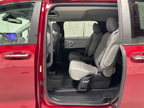 Used 2025 Toyota Sienna XLE AWD/4WD image 45