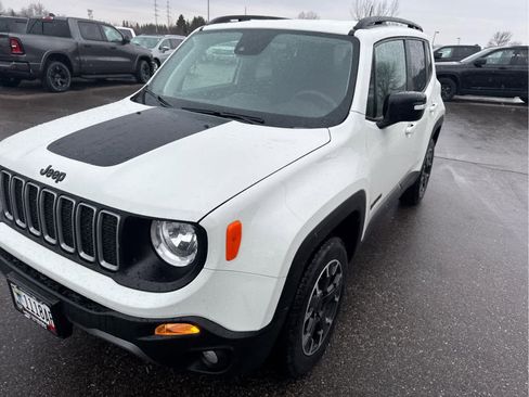 Used 2023 Jeep Renegade Latitude image 2