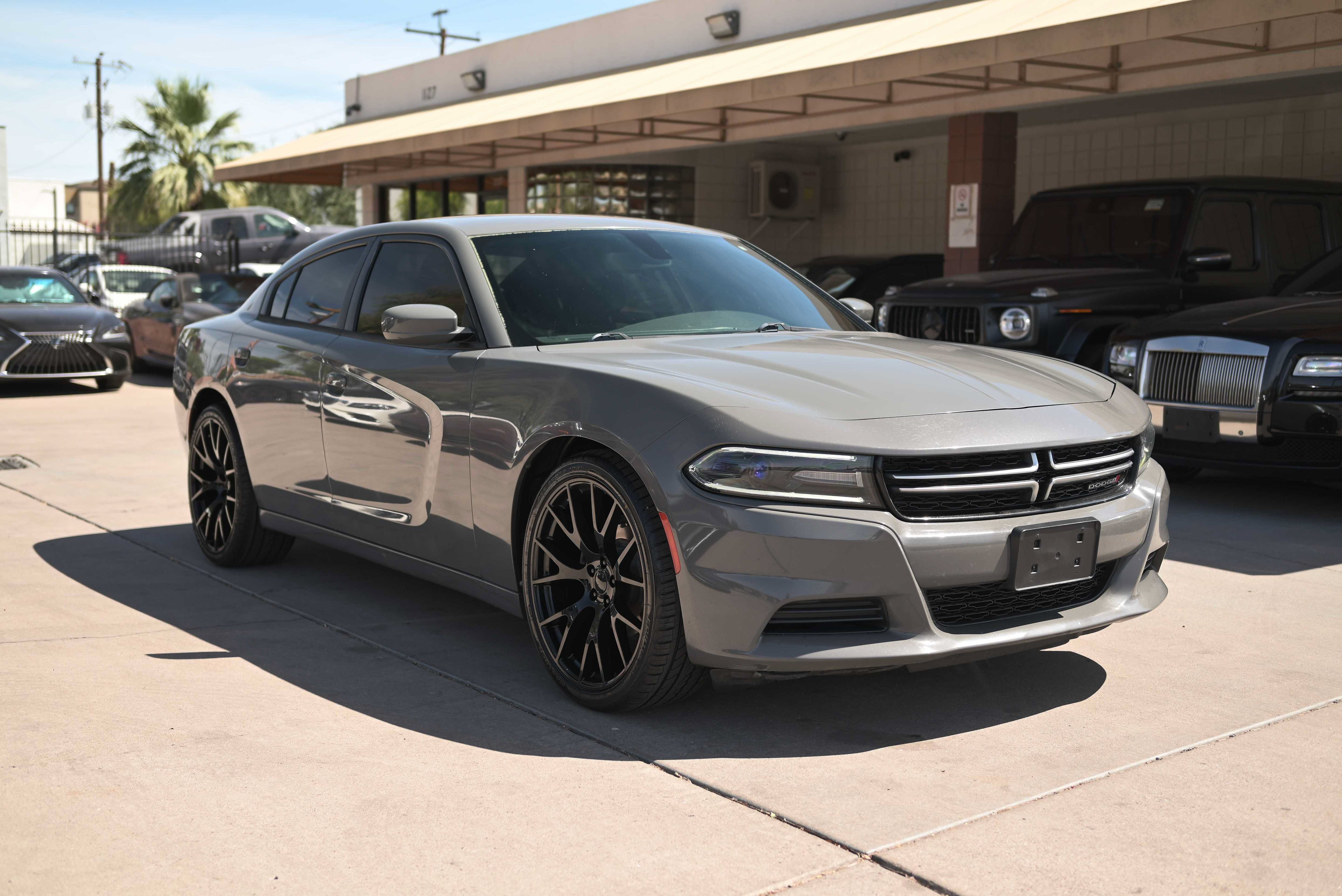Used 2017 Dodge Charger SE RWD image 2