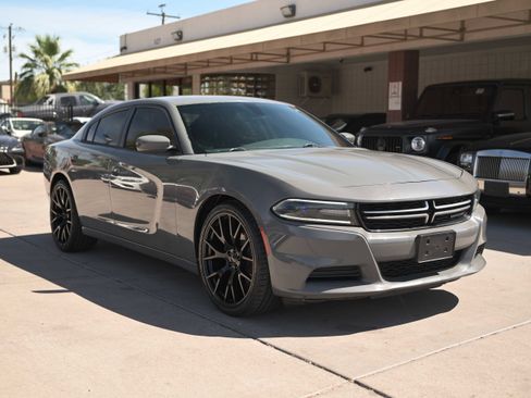 Used 2017 Dodge Charger SE RWD image 2
