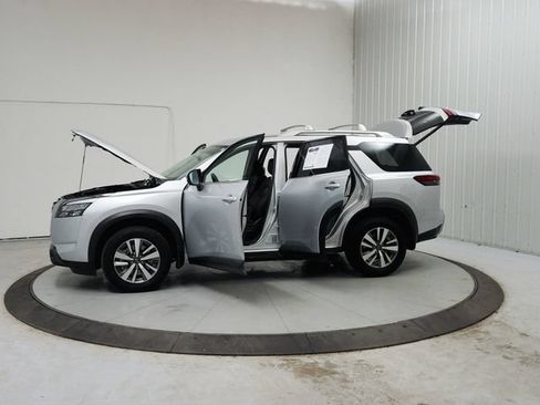 Used 2025 Nissan Pathfinder SL FWD image 13