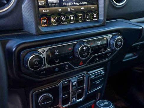 Used 2023 Jeep Wrangler Sahara image 29