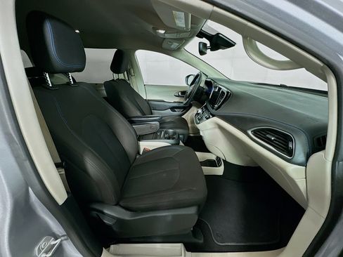 Used 2021 Chrysler Pacifica Touring image 30