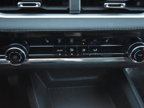 Used 2025 Chevrolet Equinox LT image 9