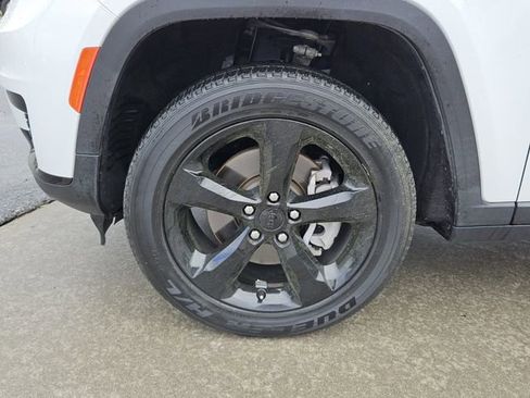 Used 2023 Jeep Grand Cherokee L Altitude image 9