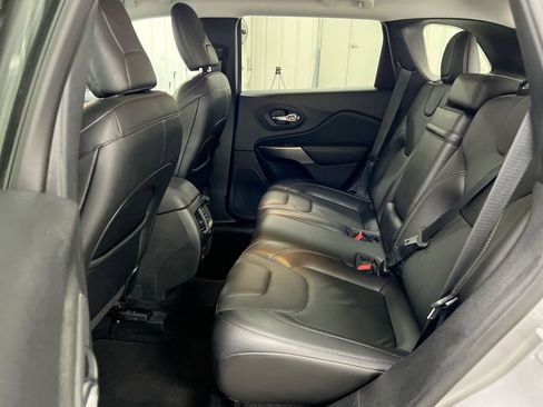 Used 2019 Jeep Cherokee Limited FWD image 22