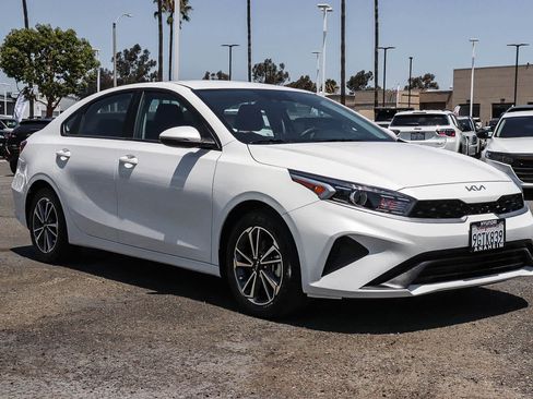 Used 2023 Kia Forte LXS w/ LXS Technology Package FWD image 3