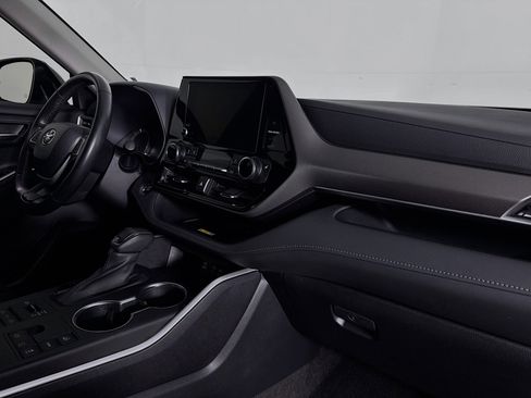 Used 2023 Toyota Highlander XLE image 29