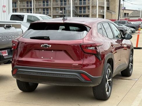 Used 2024 Chevrolet Trax RS w/ Sunroof Package FWD image 4