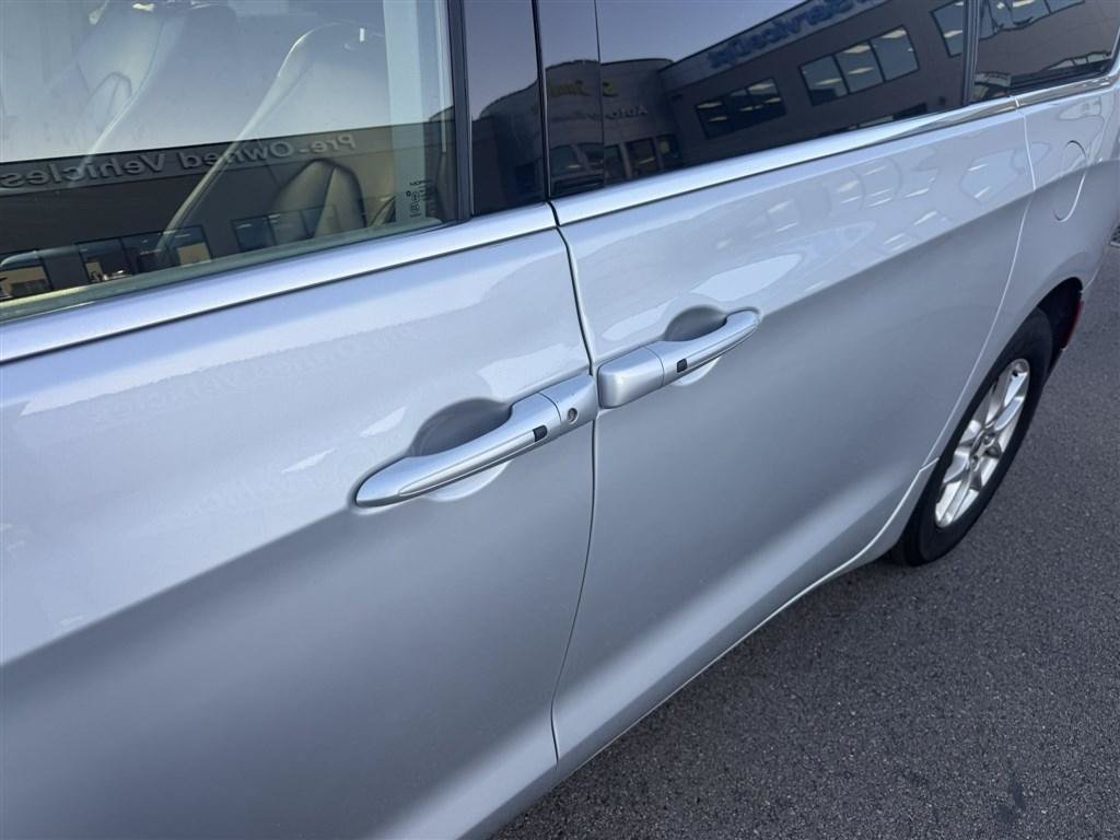 Used 2024 Chrysler Pacifica Touring-L FWD image 10