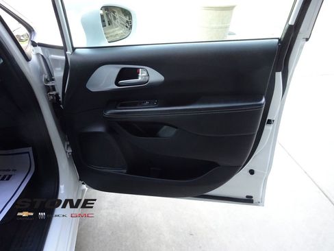 Used 2021 Chrysler Pacifica Touring-L w/ Uconnect Theater Family Group image 32