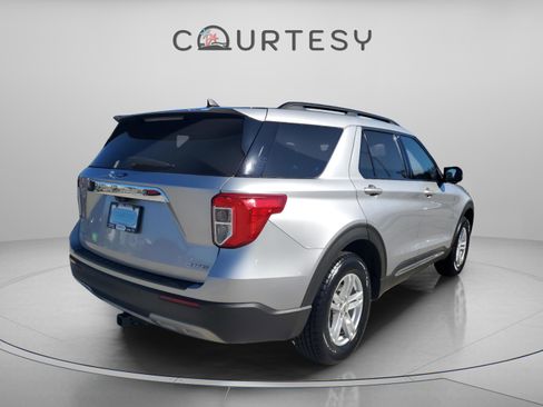 Used 2022 Ford Explorer XLT w/ Equipment Group 202A image 3