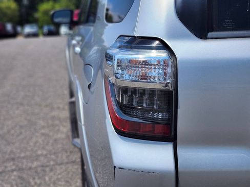 Used 2015 Toyota 4Runner SR5 AWD/4WD image 9