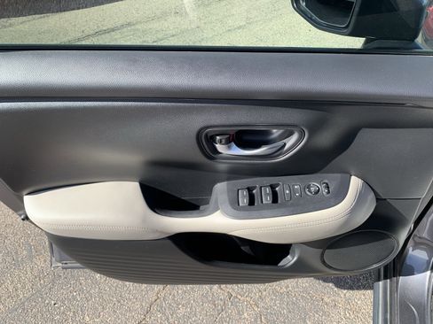 Certified 2025 Honda HR-V LX image 11