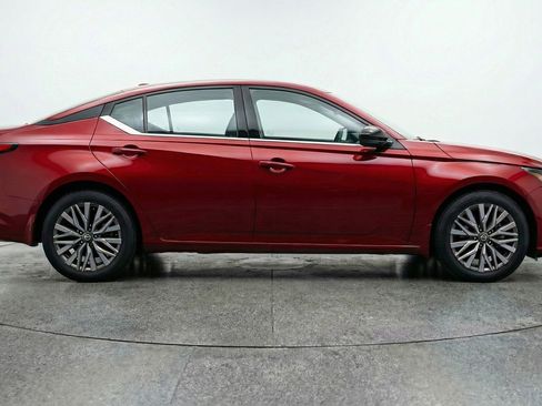 Used 2025 Nissan Altima 2.5 SV image 11