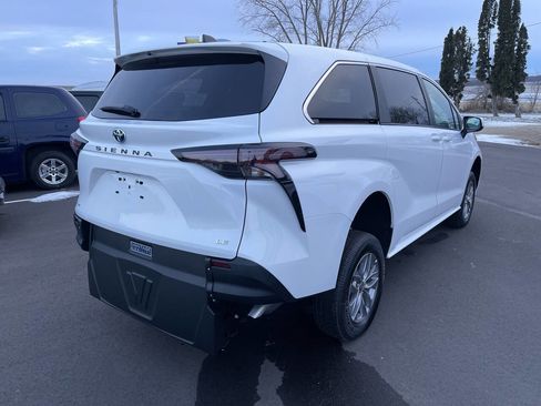 Used 2025 Toyota Sienna LE image 9