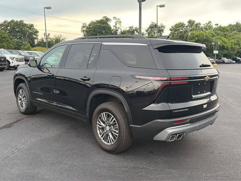 Used 2025 Chevrolet Traverse LT FWD image 3