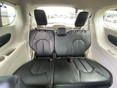 Used 2020 Chrysler Pacifica Touring-L FWD image 23