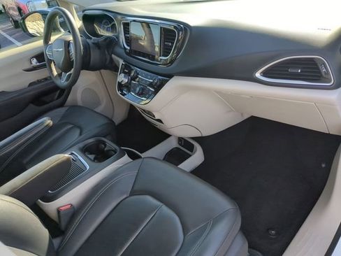 Used 2024 Chrysler Pacifica Touring-L image 14