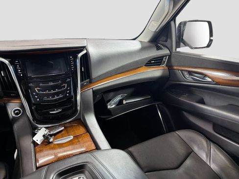 Used 2017 Cadillac Escalade Luxury AWD/4WD image 25