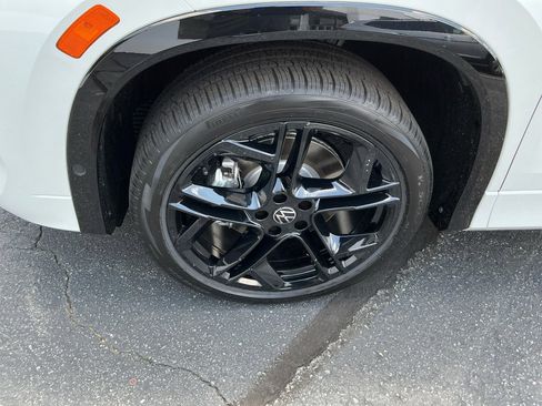 Used 2025 Volkswagen Tiguan SE R-Line image 26