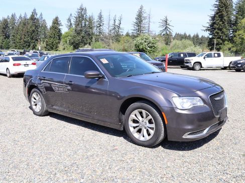 Used 2015 Chrysler 300 Limited RWD image 4