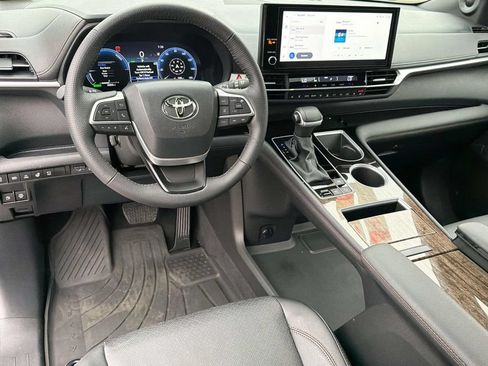 Certified 2025 Toyota Sienna Platinum FWD image 9