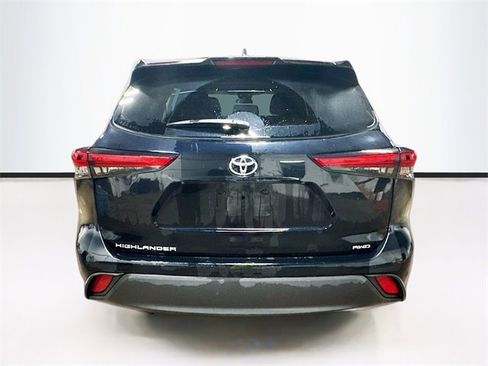 Used 2022 Toyota Highlander L image 6
