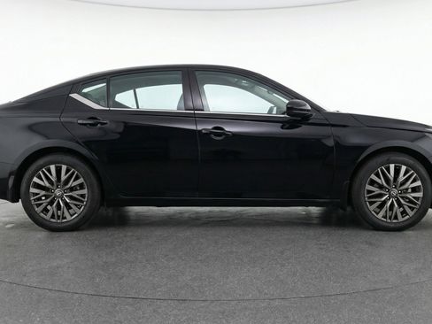Used 2025 Nissan Altima 2.5 SV FWD image 11