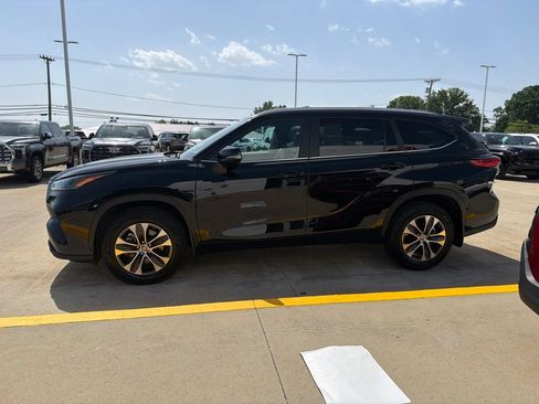 Used 2023 Toyota Highlander XLE AWD/4WD image 4