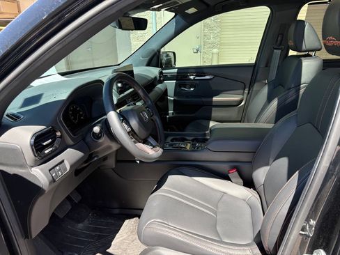 Used 2025 Honda Pilot TrailSport image 16