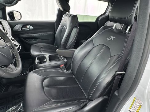 Used 2024 Chrysler Pacifica Select image 11