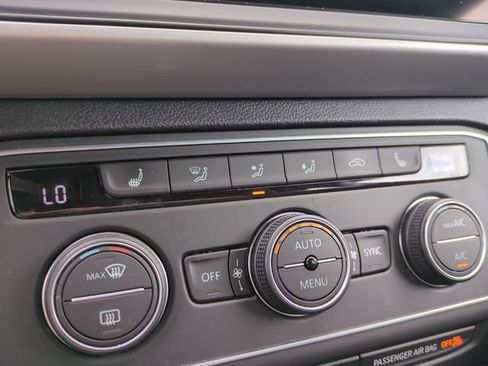 Used 2021 Volkswagen Atlas Cross Sport SE image 27