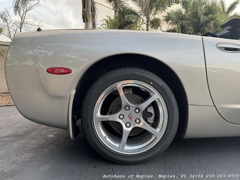 Used 2000 Chevrolet Corvette Convertible w/ Performance Handling Pkg RWD image 21