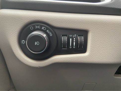 Used 2024 Chrysler Pacifica Touring-L FWD image 37