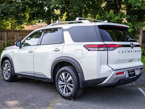 Certified 2024 Nissan Pathfinder SL image 5