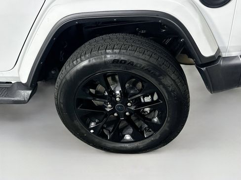 Used 2025 Jeep Wrangler Sahara image 11