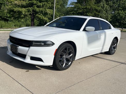 Used 2019 Dodge Charger SXT w/ Plus Group RWD image 4