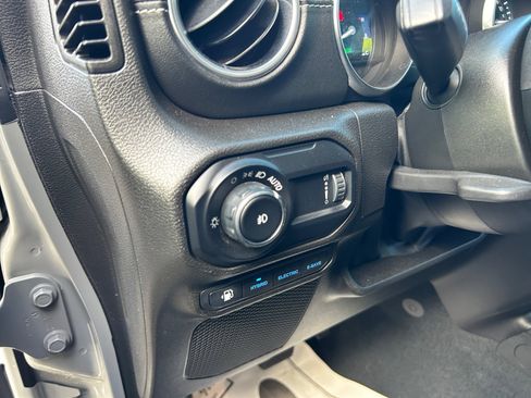 Used 2023 Jeep Wrangler Unlimited Sahara AWD/4WD image 12