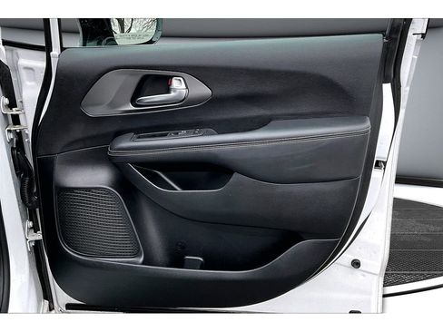 Used 2025 Chrysler Pacifica Select image 21